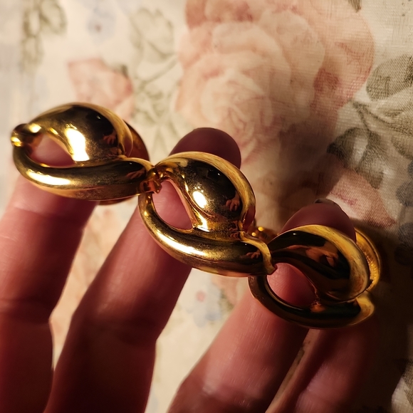 Nwot goldtoned toggle clasp bracelet - Picture 2 of 4